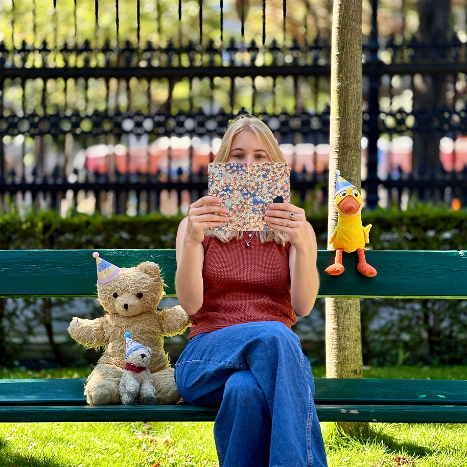 Theresa bläst Seifenblasen bei einem Kinderwillkommensfest