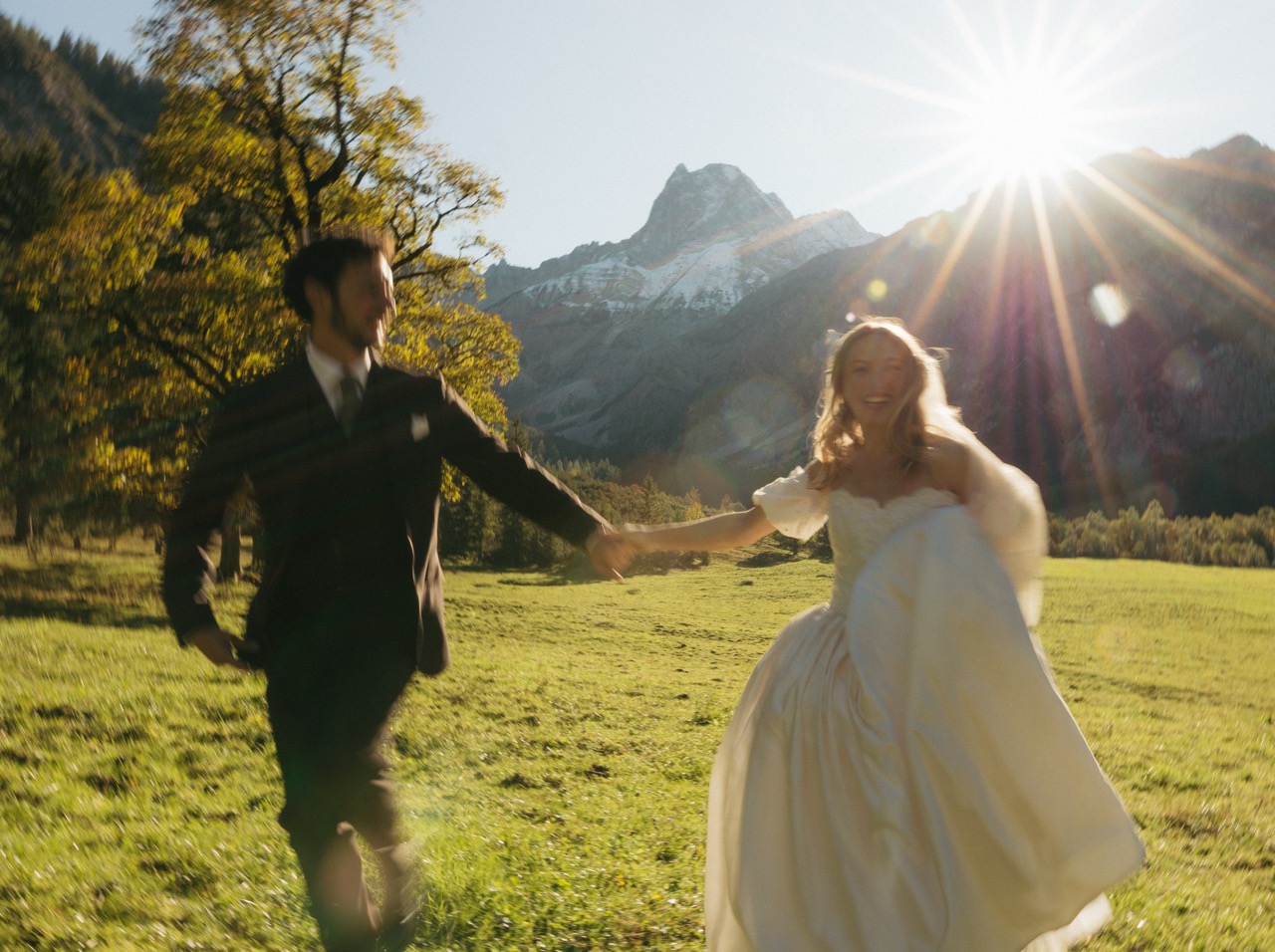 Elopement in den Bergen (116A4369) glückliches Brautpaar strahlt mit der Sonne um die Wette